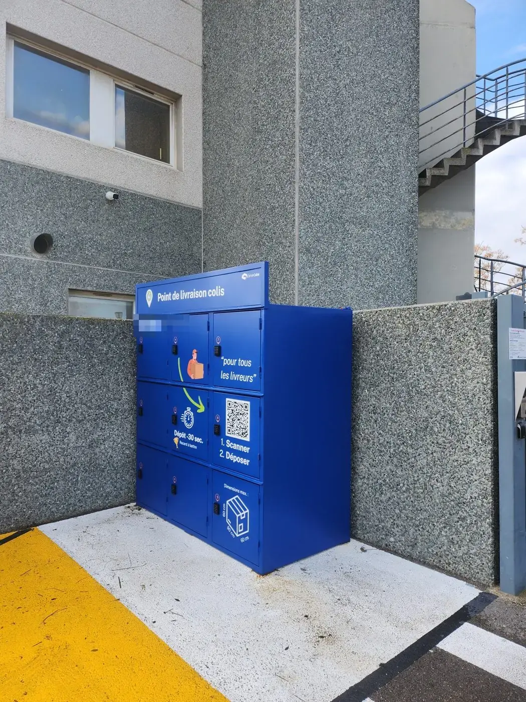 Casier de réception colis Logisti'Cube installé en limite de site d'entreprise