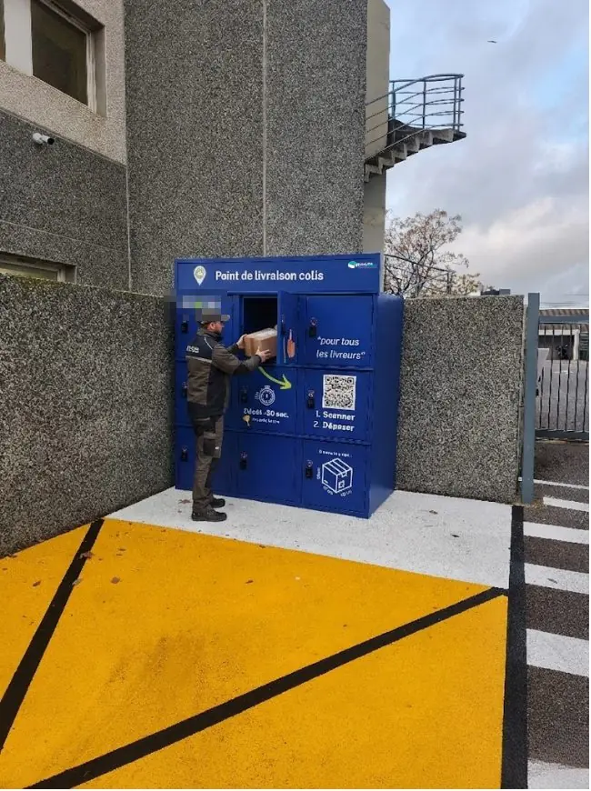 Livreur déposant un colis dans un casier sécurisé Logisti'Cube